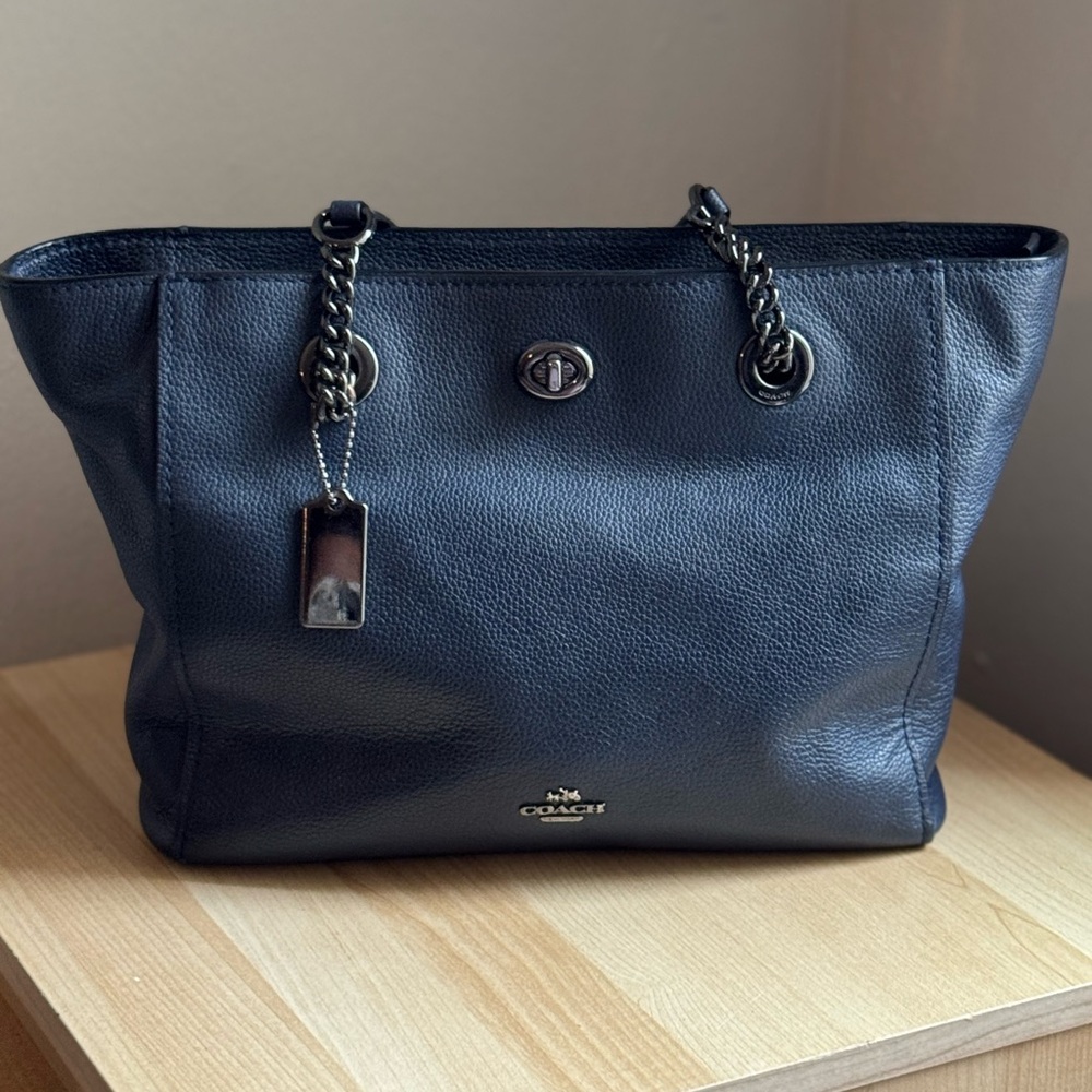 VINTAGE Coach Bag! In great condition! Turn lock Chain Tote